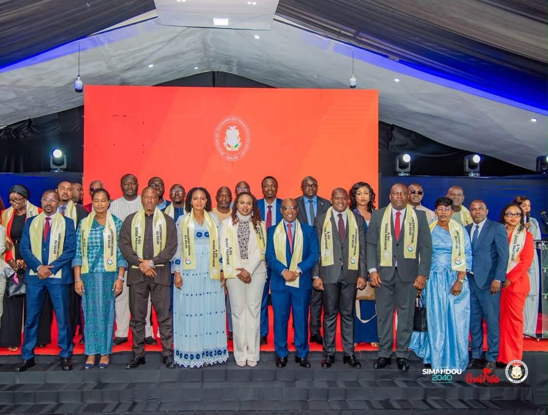 Photo de groupe des officiels lors du Lancement officiel du SICOF et du Guide Pratique du Contrôle Financier