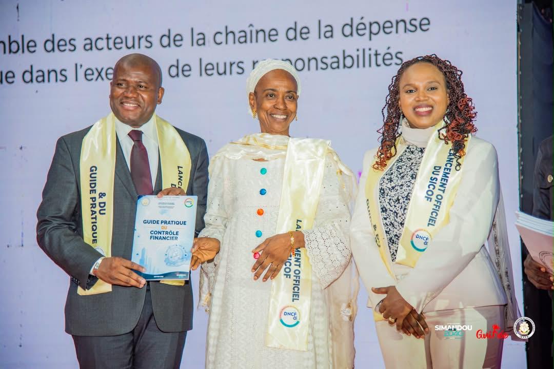 Officiels présentant le Guide Pratique du Contrôle Financier lors du lancement du SICOF
